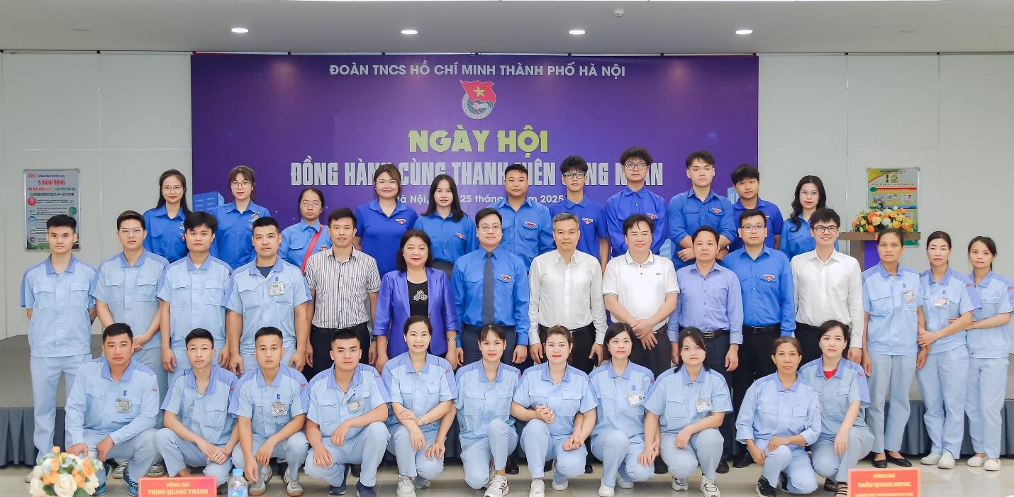 Khám, tư vấn sức khỏe cho công nhân tại “Ngày hội đồng hành cùng thanh niên công nhân”.
