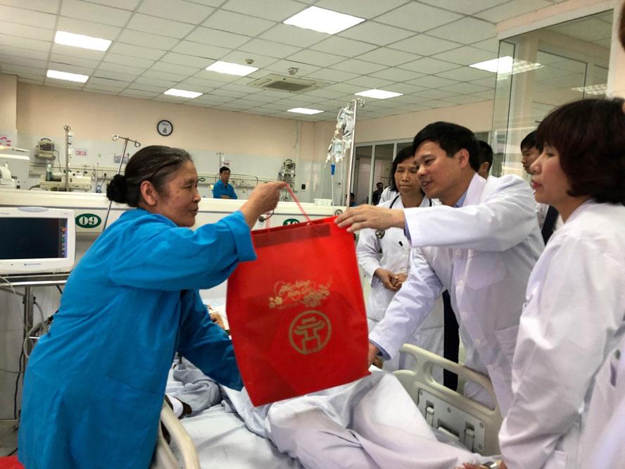 Lãnh đạo TP Hà Nội chúc tết y bác sĩ và bệnh nhân  Bệnh viện Đa khoa Đức Giang