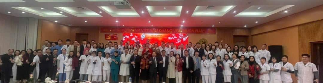 Tập thể lãnh đạo bệnh viện Đa khoa Đức Giang chúc tết người bệnh đang điều trị tại bệnh viện và CBCNV trực Tết 2025