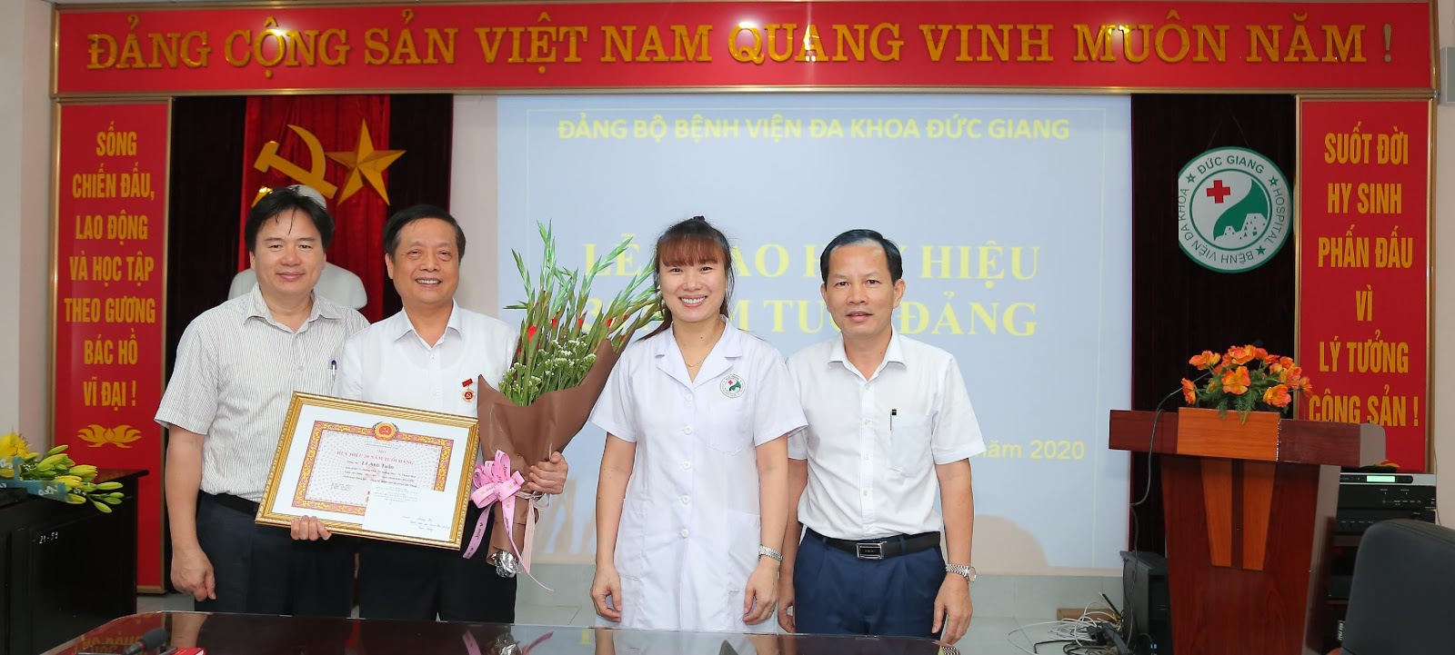 Trao huy hiệu 30 năm tuổi Đảng cho đồng chí Lê Anh Tuấn – phó Giám đốc bệnh viện