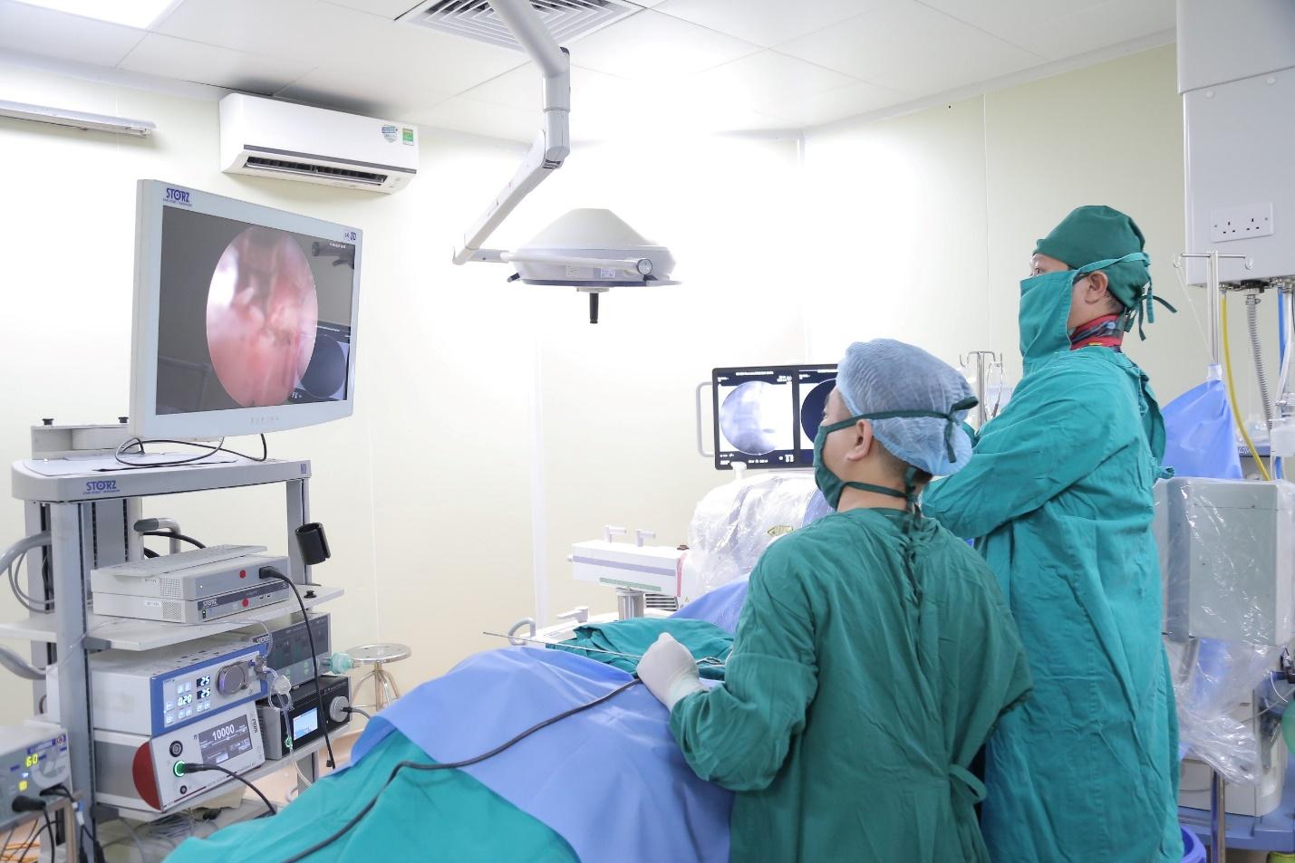 Phẫu thuật nội soi cột sống cho bệnh nhân người Campuchia đầu tiên tại BV Đức Giang
