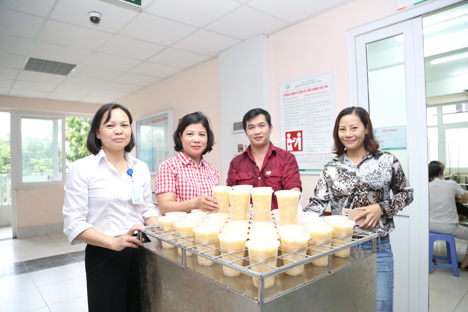 Nhóm thiện tâm Ngọc Thụy phát suất ăn miễn phí tại bệnh viện